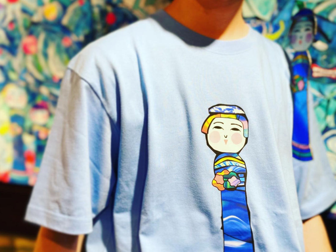 青の森へ【KOKESHI T シャツ】(Skyblue)